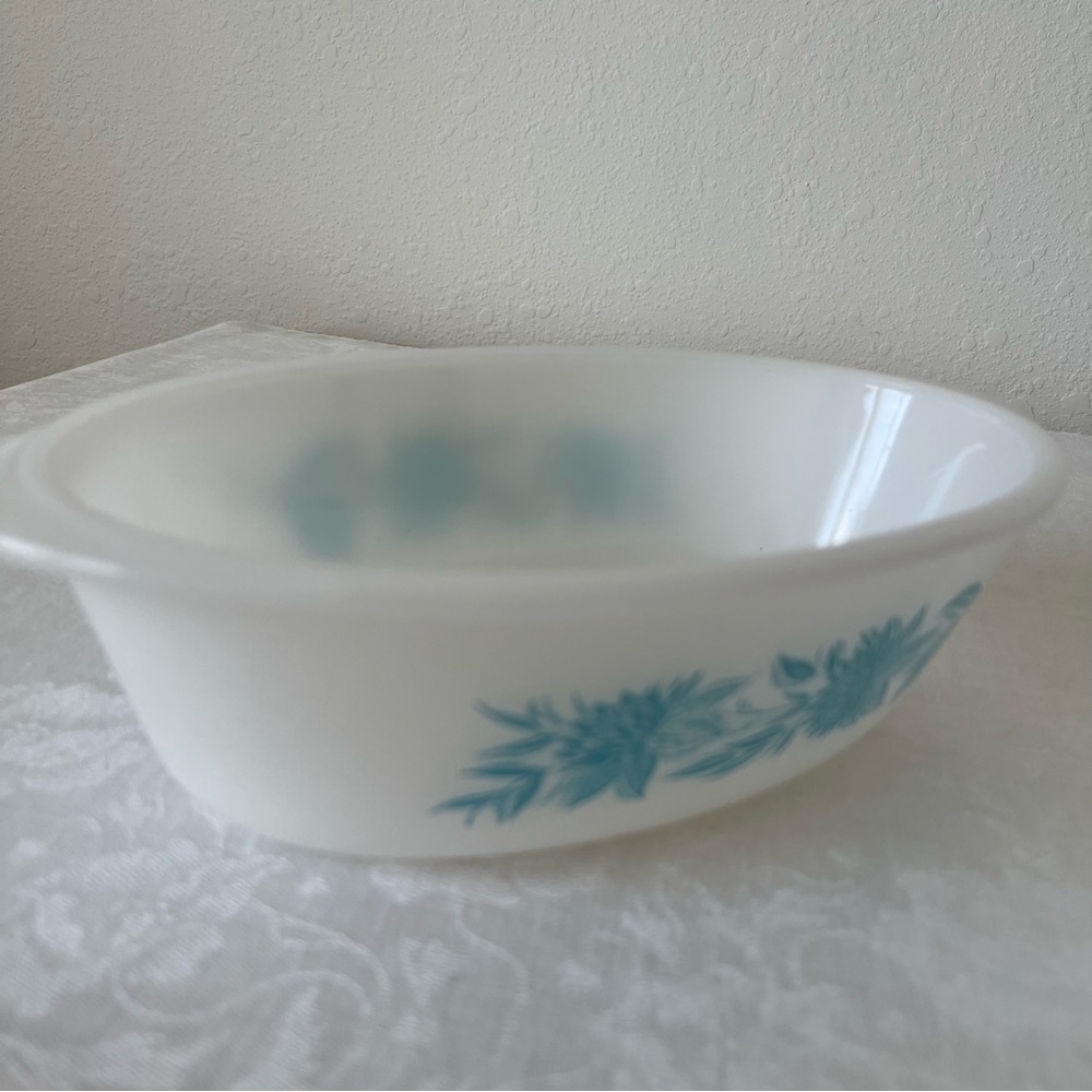 Vintage 1 QT. Glasbake White and Blue Floral Baking Casserole Dish - Picture 10 of 13